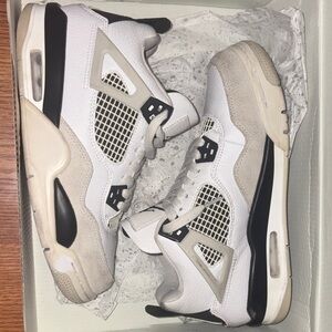 Military black jordan 4’s good condition minus the scuff on the front